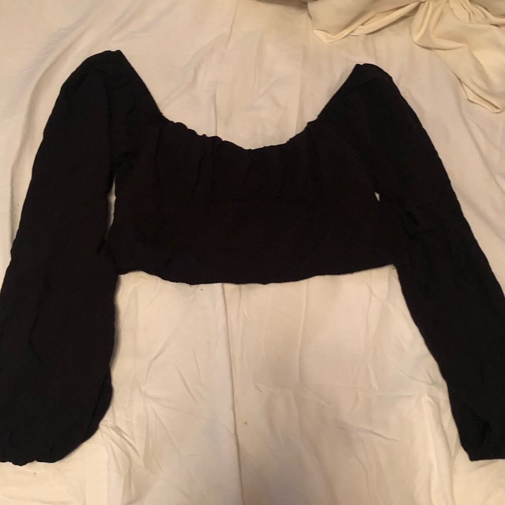 Black long sleeve crop top